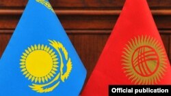 Казакстан менен Кыргызстандын желеги.