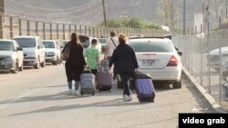 Шекара арқылы Арменияға өтіп бара жатқан ирандықтар.