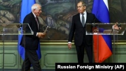 Avropa İttifaqı xarici işlər komissarı Josep Borrel (solda) və  Rusiya xarici işlər naziri Sergey Lavrov mətbuat konfransında