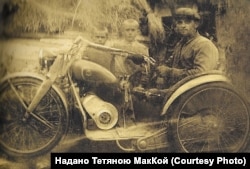 Федот Миколенко з Чернігівщини втратив ноги на фронтах Другої світової, але зумів стати зразковим батьком для своїх дітей (фото 1949 р.)