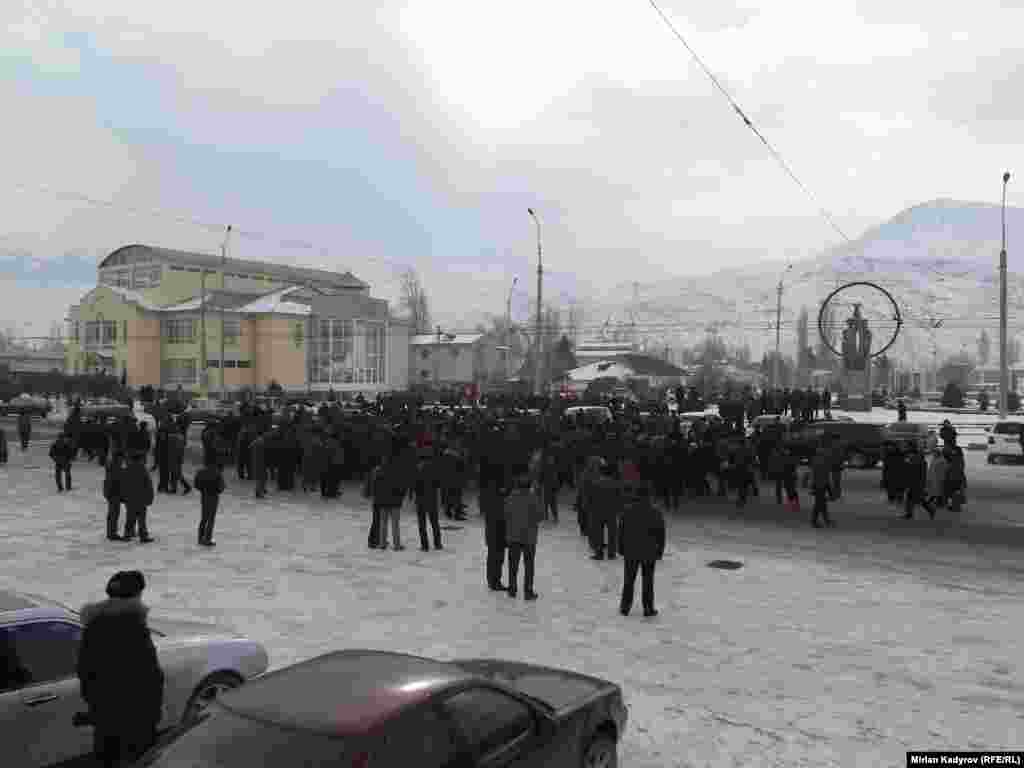 Бирок 25-январда өкмөт башчы Темир Сариев чукул жыйын куруп, бийик тоолуу аймактардан жеңилдиктерди алып салуу боюнча мыйзам долбоорун артка чакырткан.&nbsp;