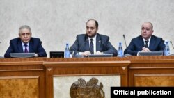 Ձախից աջ՝ Պաշտպանության նախկին նախարար Վաղարշակ Հարությունյան, վարչապետի աշխատակազմի ղեկավար Արայիկ Հարությունյան, Պաշտպանության նախարարի առաջին տեղական Արշակ Կարապետյան