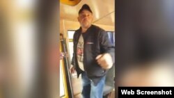 Чоловік лається і погрожує