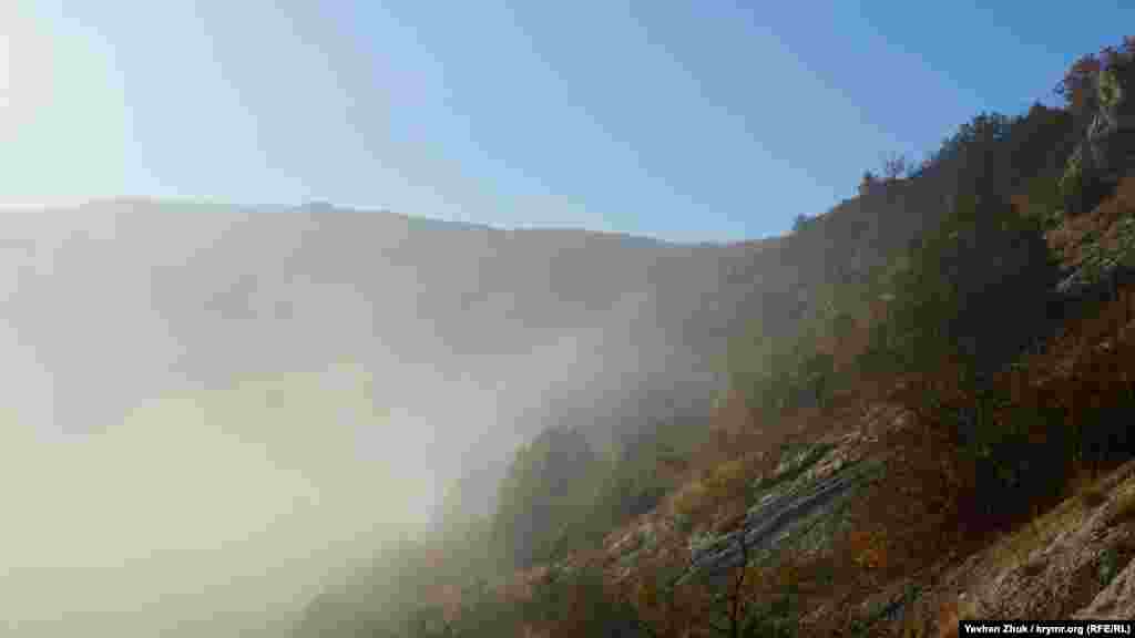 Ранковий туман сповзає в Байдарську долину зі схилів гір