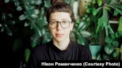 Режисерка Катерина Горностай каже, що сумнівалася, чи робити їй фільм, оскільки від початку російського вторгнення їй бракувало ресурсу взагалі займатися кіно