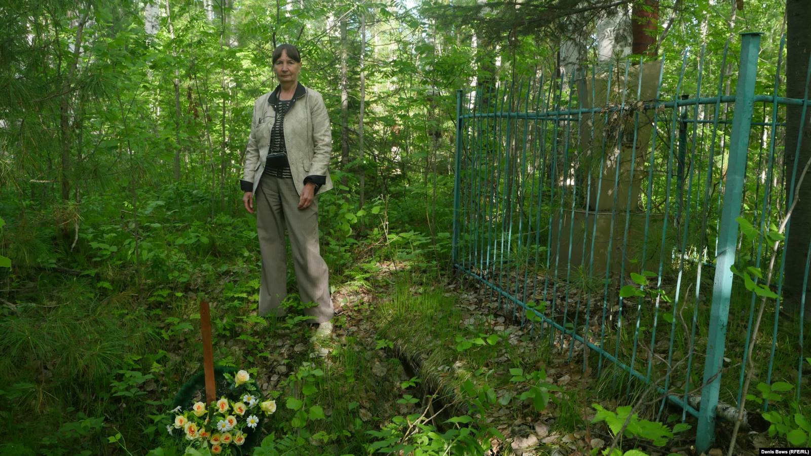 Валентина Умрихина у братской могилы