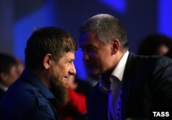 Глава Чечни Рамзан Кадыров (слева) и российский глава Крыма Сергей Аксенов, 2016 год