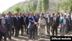 Эмомали Рахмон в Раштской долине