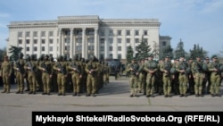 Поліція та прикордонники перед Будинком профспілок