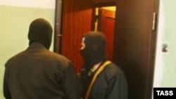 Переодеться в милиционеров мог кто угодно, включая и настоящих милиционеров