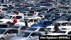 Бишкектеги машина базар, архивдик сүрөт. 