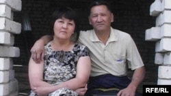 Айгуль и Талгат Мусреповы на пороге незаконченной пристройки к своему дому. Актобе,14 мая 2010 года.  