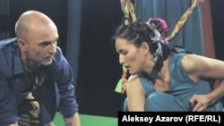 Эпизод спектакля «Пробуждение весны» в республиканском немецком театре (DTK) в Алматы. Мельхиор (Сергей Тейфель) и Вендла (Толганай Бейсембаева).  