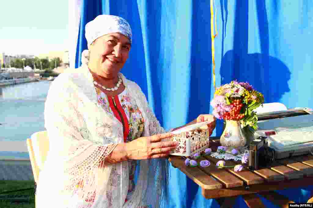 Печән базарында махсус фотога төшү урынында бер татар апасы