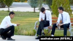 Ozalky harby ilatyň arasynda öňki senä has köp ýykgyn edilmegini, resmi derejedäki baýramyň diňe “kagyz ýüzünde” bellenmegi bilen düşündirdi.