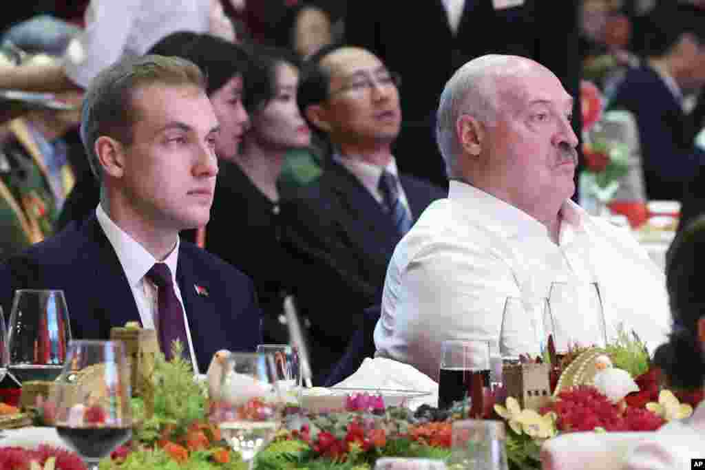 Аляксандар і Мікалай Лукашэнкі на ўрачыстым прыёме пасьля параду ў Пэкіне. 3 верасьня 2025 