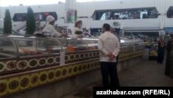 Illýustrasiýa suraty. Aşgabatda bir bazar.