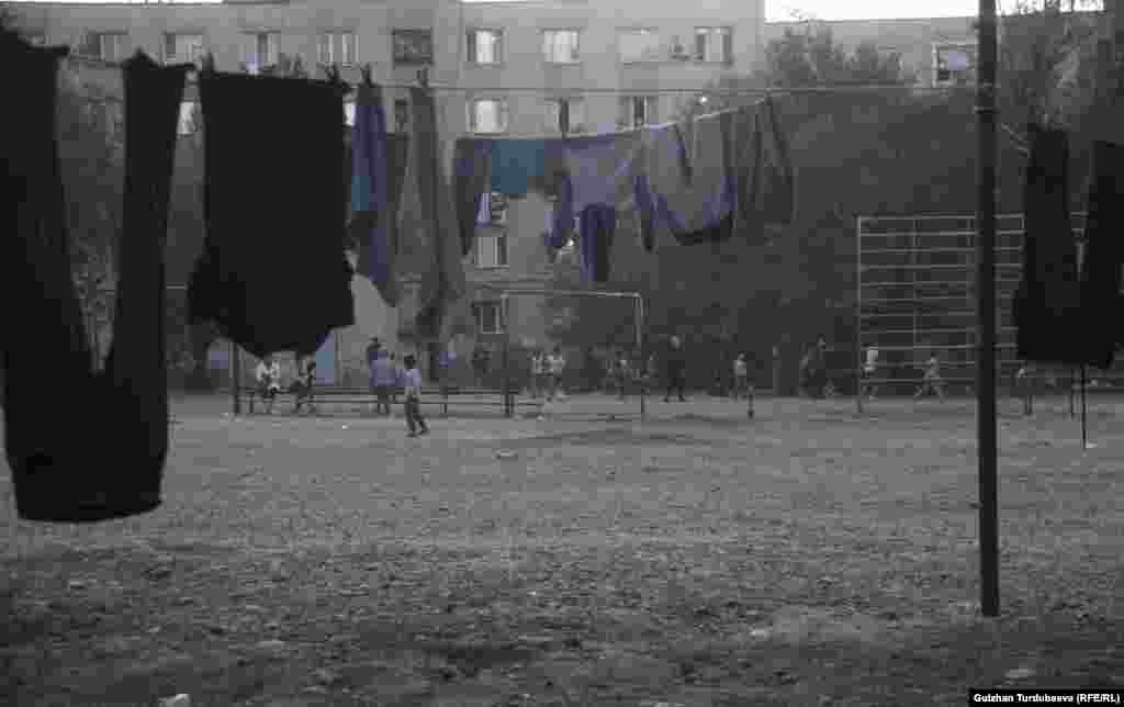 Турак жайда жаш үй-бүлөлөр баш калкалагандыктан, кечкисин жаш балдар аянтчага батпай калат.&nbsp;