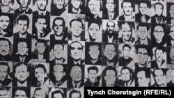 “Террор үйү” музейинин дубалындагы коммунисттик доордо набыт болгон мажар атуулдарынын  сүрөттөрү. Будапешт. 06.6.2011.