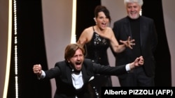 Швециялык режиссер Рубен Остлунд, америкалык актриса Жюлет Бинош жана калыстар тобунун төрагасы Педро Альмодовар.