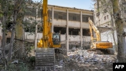 Тегерандагы Эвин абагына сокку урулгандан кийинки тазалоо иштери. 25-июнь, 2025.