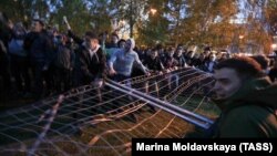 Участники акции против строительства собора святой Екатерины ломают забор вокруг сквера в центре Екатеринбурга