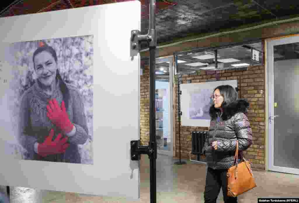 Бириккен Улуттар Уюму уюштурган фото көргөзмө 1-декабрь - ВИЧ/СПИДге каршы күрөшүү күнүнө арналган.