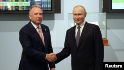 Спецпосланник США Стив Уиткофф (слева) и президент России Владимир Путин