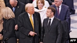 Президенти США і Франції Дональд Трамп (л) і Емманюель Макрон, грудень 2024 року