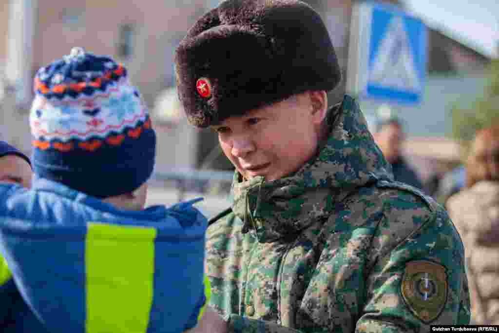 Ант берүү салтанатынан кийин аскерлер жакындары менен жолукту.&nbsp;