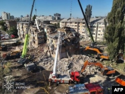 Рятувальники проводять пошукову операцію в пошкодженому будинку та довкола. Київ, Україна, 28 серпня 2025 року