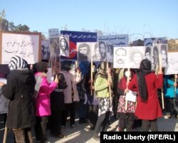 تعدادی ازخانواده های قربانیان جنایات در افغانستان که خواهان تطبیق عدالت و محاکمه جنایتکاران اند