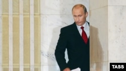 Всегда в полоборота к действительности