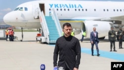 Президент України Володимир Зеленський на тлі українського борту №1, архівне фото