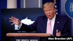 دونالد ترمپ رئیس جمهوری ایالات متحده امریکا حین صحبت در کنفرانس مطبوعاتی در قصر سفید.
