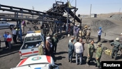 Рятувальники працюють після вибуху газу у вугільній шахті в провінції Південний Хорасан 22 вересня