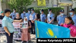 Шыңжаңдағы туыстарына араша сұрап, оларды қайтаруды талап еткен топты полиция консулдыққа өткізбей ұстап тұр. Алматы, 18 мамыр 2021 жыл.