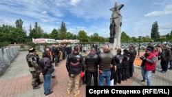 Европейские сторонники российского клуба "Ночные волки" на Ольшанском кладбище, где находится военное захоронение погибших во время Второй мировой войны советских солдат. Прага, 6 мая 2025 года