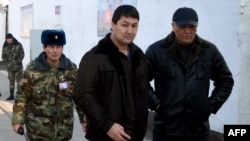 Кадыр Досоновго 2011-жылдан бери бир нече кылмыш иши козголгон жана соттон акталып чыккан учурлары болгон. 