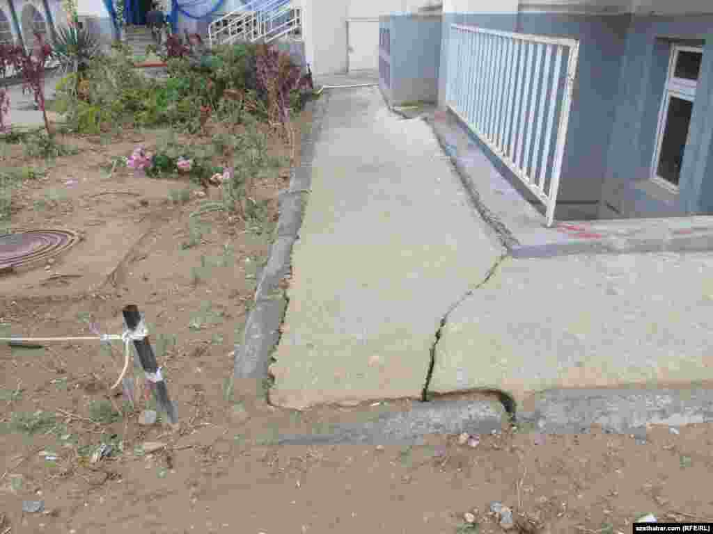 Parahat-7 mikroraýonyndaky 19-njy jaýyň öňünde peýda bolan jaýryk.