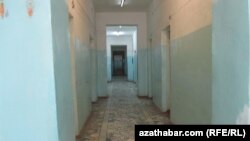 "Krasnyý Krest" keselhanasynyň bölümlerinden biriniň içki korridory. Aşgabat, 16-njy aprel, 2012.