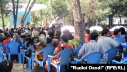 Қоҳир Расулзода, раиси вилояти Суғд ҳангоми сӯҳбат бо сокинони шаҳри Хуҷанд