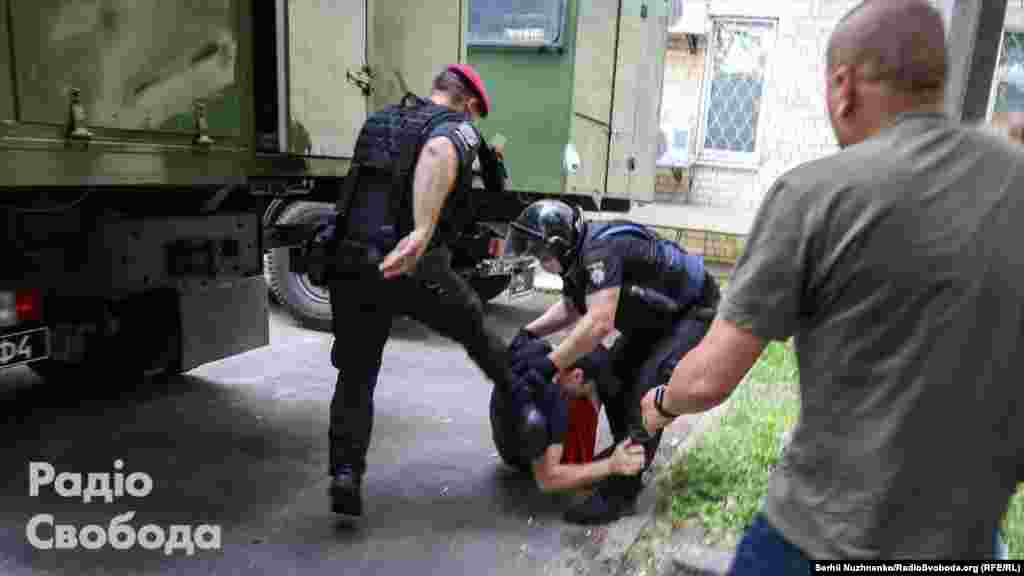 Правоохоронець б&#39;є ногами мітингувальника під час сутичок біля Шевченківський райсуд Києва, де розглядали справу активіста Сергія Стерненка. Київ, 15 червня 2020 року ФОТОРЕПОРТАЖ:&nbsp;Сутички біля суду у справі Стерненка у 22 фото
