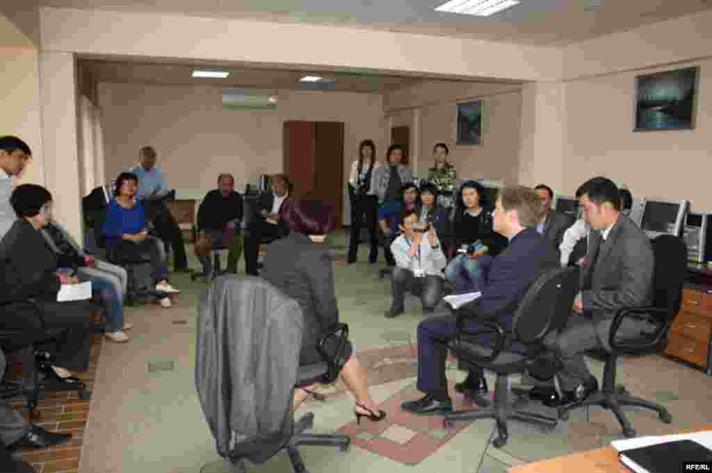 АКШ президентинин өкүлү "Азаттыктын" жамааты менен жолугушту - Ал АКШ президенти Барак Обаманын өлкөдө демократия болуш үчүн сөз эркиндиги болушу керек деп айтканын белгилеп, өзү “Азаттыктын” кыргыз кызматын көптөн бери билерин белгиледи.  чыныгы маалымат алуу үчүн “Азаттыктын” булагын пайдаланаарын айтты.