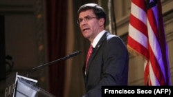 مارک اسپر وزیر دفاع امریکا حین سخنرانی در بروکسل. October 24, 2019