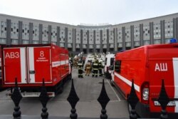 Спасатели на месте пожара в больнице Святого Георгия в Петербурге, вызванного возгоранием аппарата ИВЛ "Авента-М"