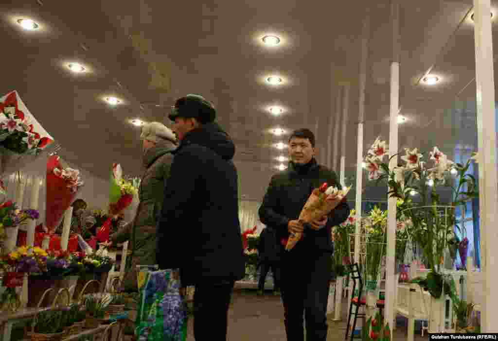 Махабат күнүндө бири-бирине ыйык сезимдерин билдиргендер да, аны эстегендер да арбын.&nbsp;