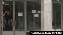 На території фабрики журналісти помітили наліпку політичної партії
