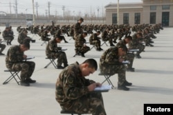 Ноовобранцы сдают экзамен на предмент владения политической теорией, Кашгар, Китай.