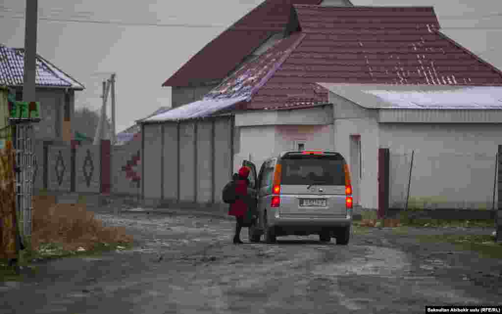 Кээ бир айдоочулар жөө адамдарды шаарга чейин ала кетет. Бир чети соопко калса, бир чети тыйын табат.&nbsp;